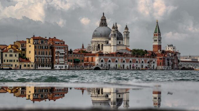 uploaded-image-yapay-zeka-ve-insan-zeka-etkilesimi-1697196955551
